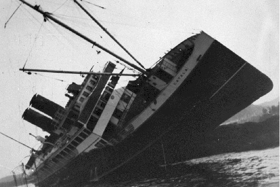 Catala_wrecked_on_Sparrowhawk_Reef_1927.jpg