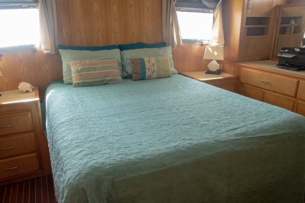 19 Master stateroom isle.jpg