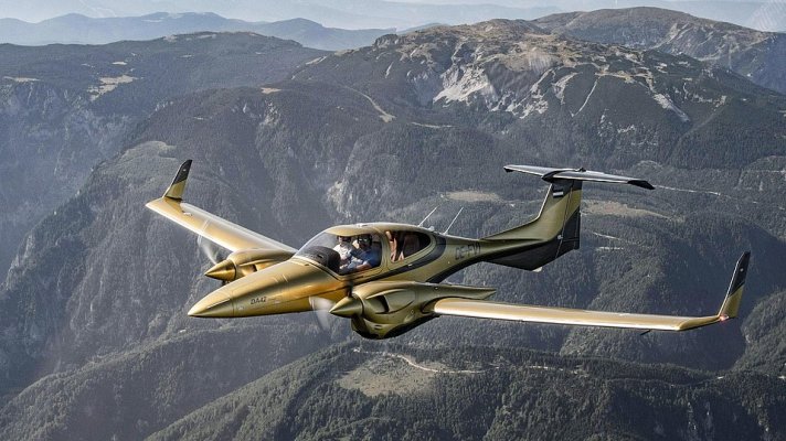 DA-42 gold exterior.jpg