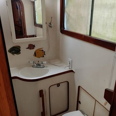 Aft Head & Sink.jpg