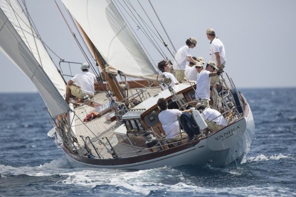 classic-sailing-yacht-yanira-stern-view.jpg