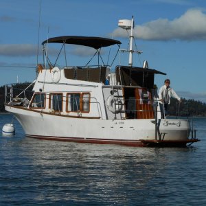 First trip to Hope Island: still has CA marks/name & Paula's ham radio beam on the foredeck.