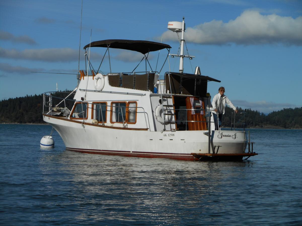 First trip to Hope Island: still has CA marks/name & Paula's ham radio beam on the foredeck.