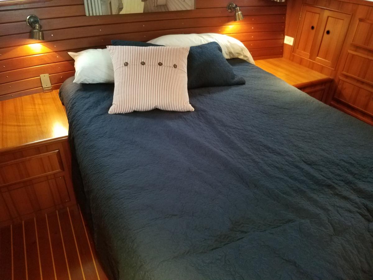 Owners stateroom, centerline queen