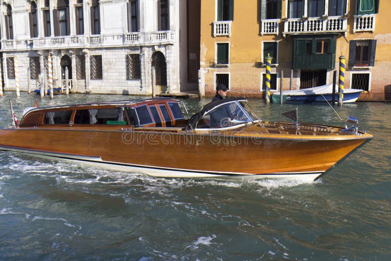 water-taxi-venice-22423404.jpg